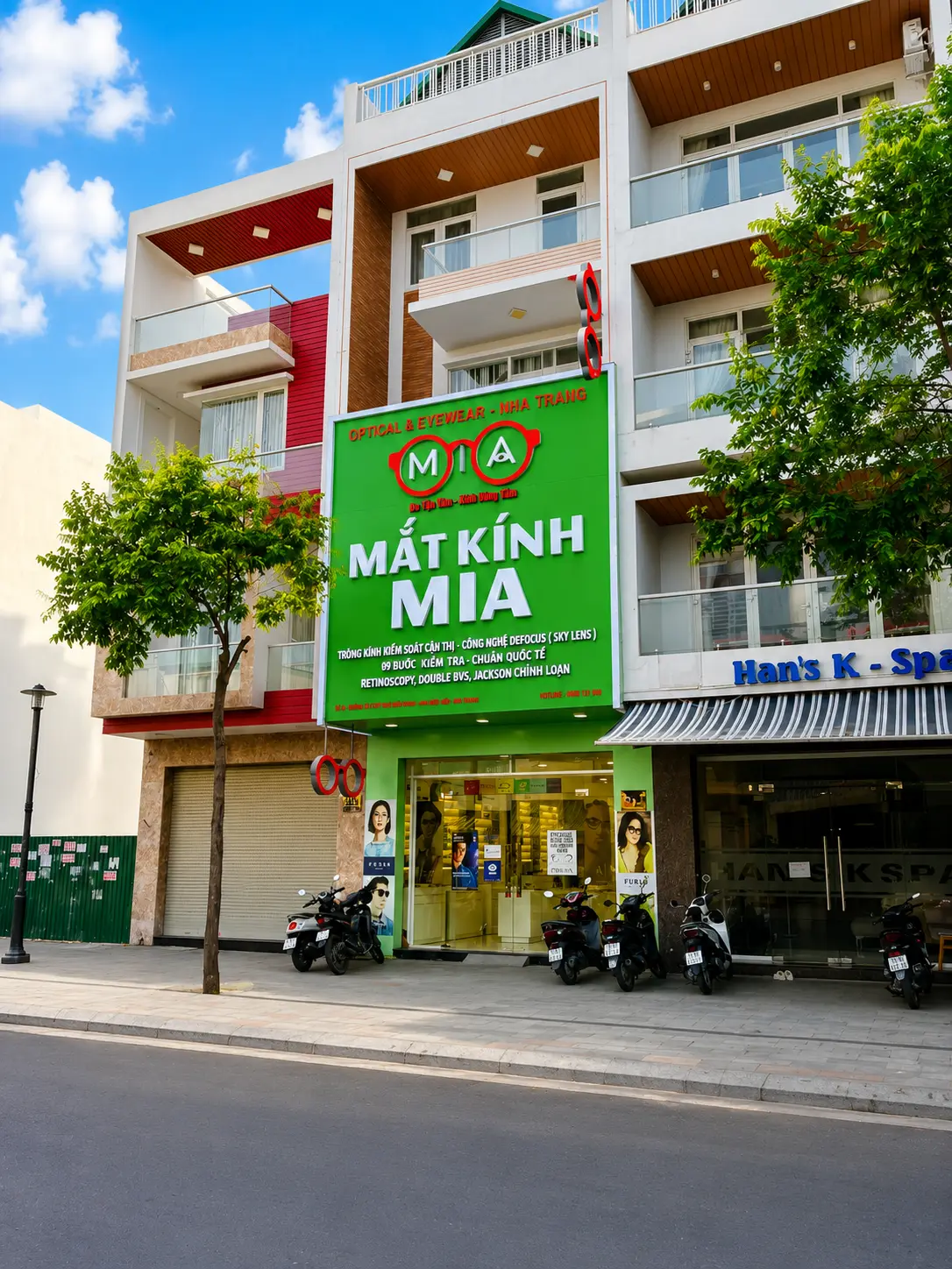 Фасад магазина Mắt Kính MIA